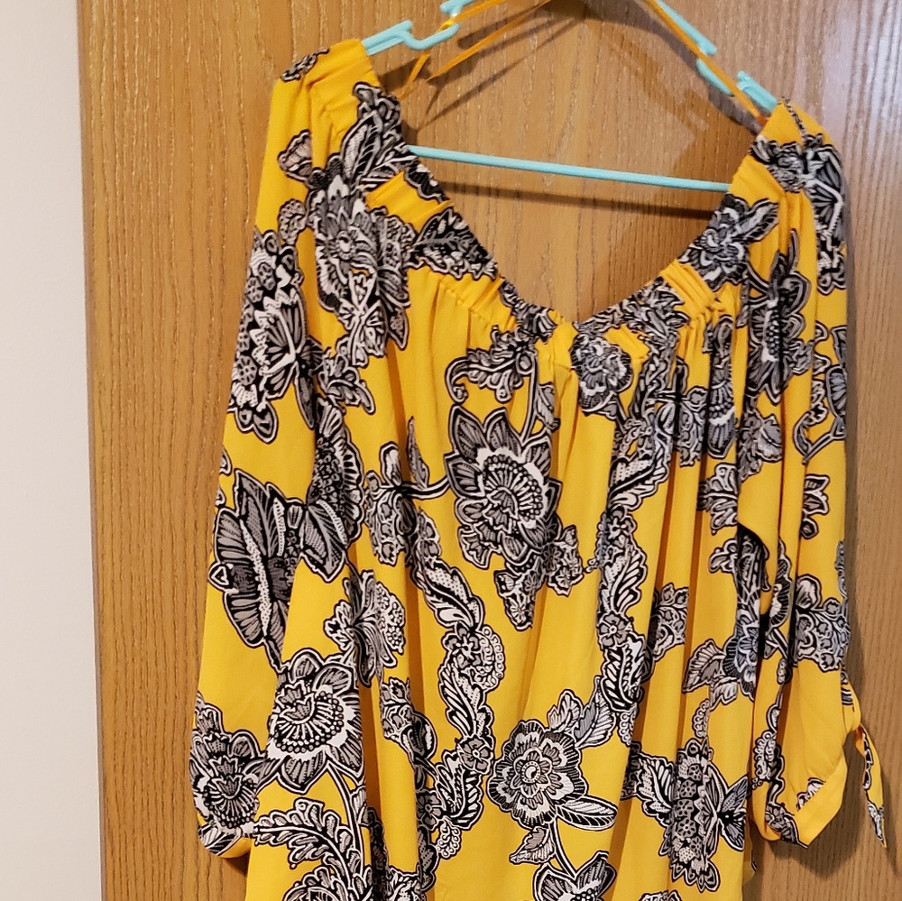 Nwot Yellow and black off shoulder poly shirt XL